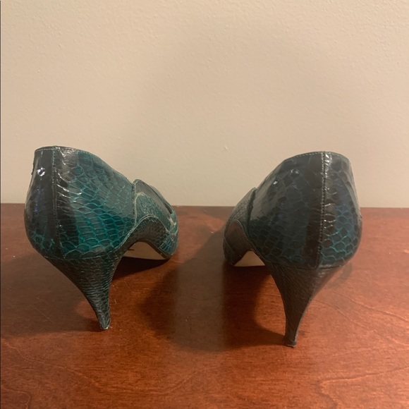 Novae Green ‘Snake Skin’ Pumps - Picture 6 of 7